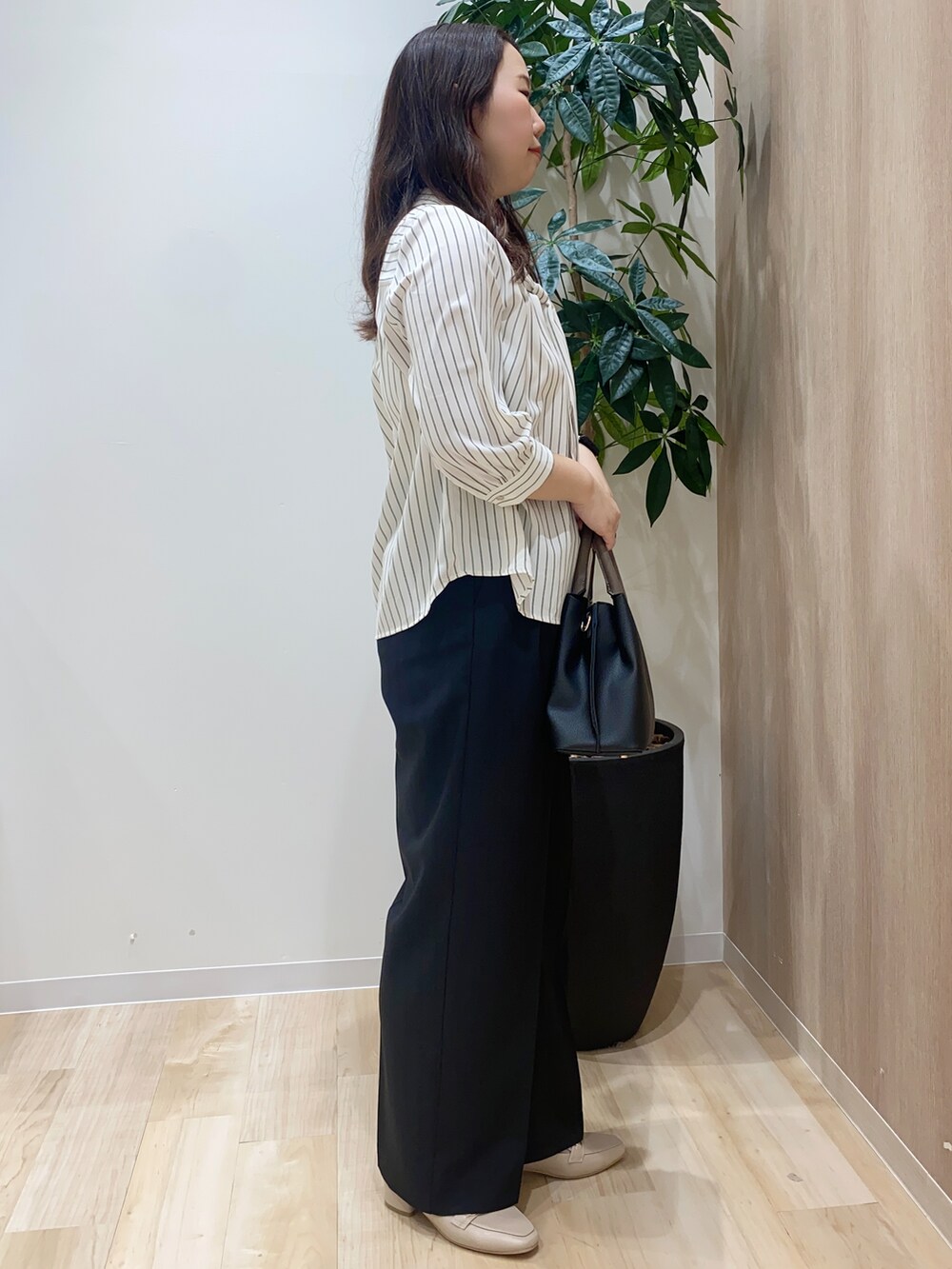 ホワイト系のシャツ/ブラウス、ブラック系のその他パンツ、ブラック系のトートバッグを着用したレディースの春コーディネートの2枚目の写真