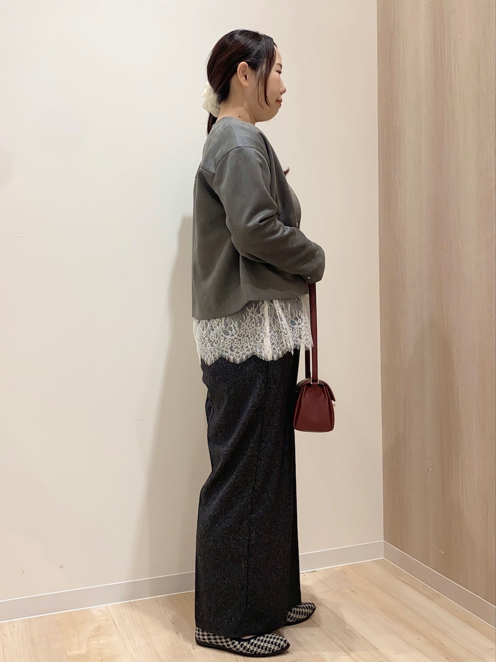 グレー系のテーラードジャケット、グレー系のTシャツ/カットソー、ブラック系のその他パンツを着用したレディースの秋コーディネートの4枚目の写真