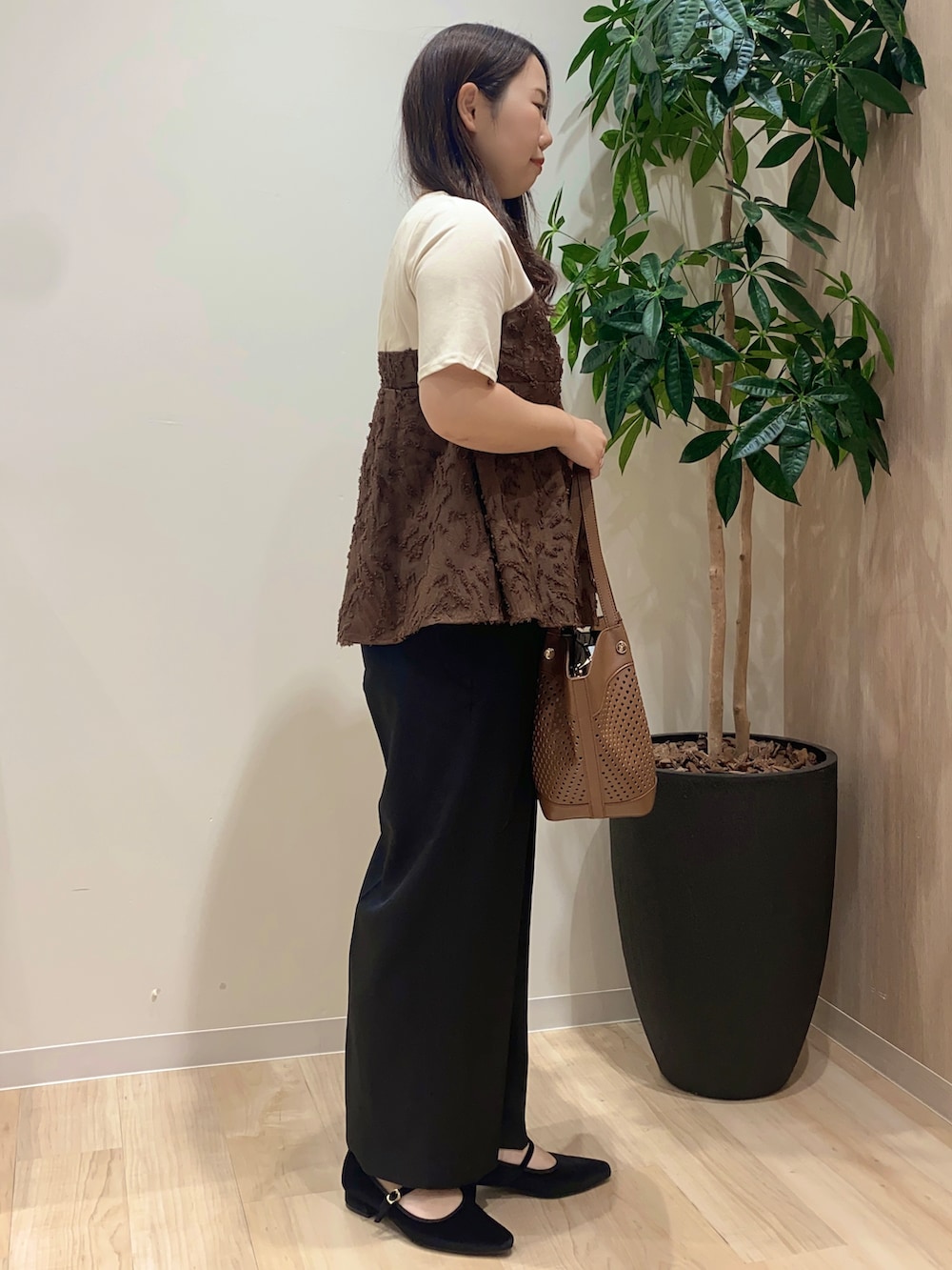 ブラウン系のTシャツ/カットソー、ブラック系のその他パンツ、ブラウン系のトートバッグを着用したレディースの夏コーディネートの3枚目の写真