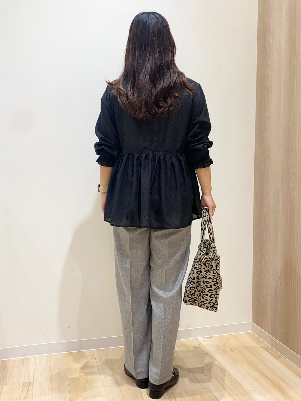 ブラック系のシャツ/ブラウス、グレー系のその他パンツ、グリーン系のトートバッグを着用したレディースの秋コーディネートの5枚目の写真