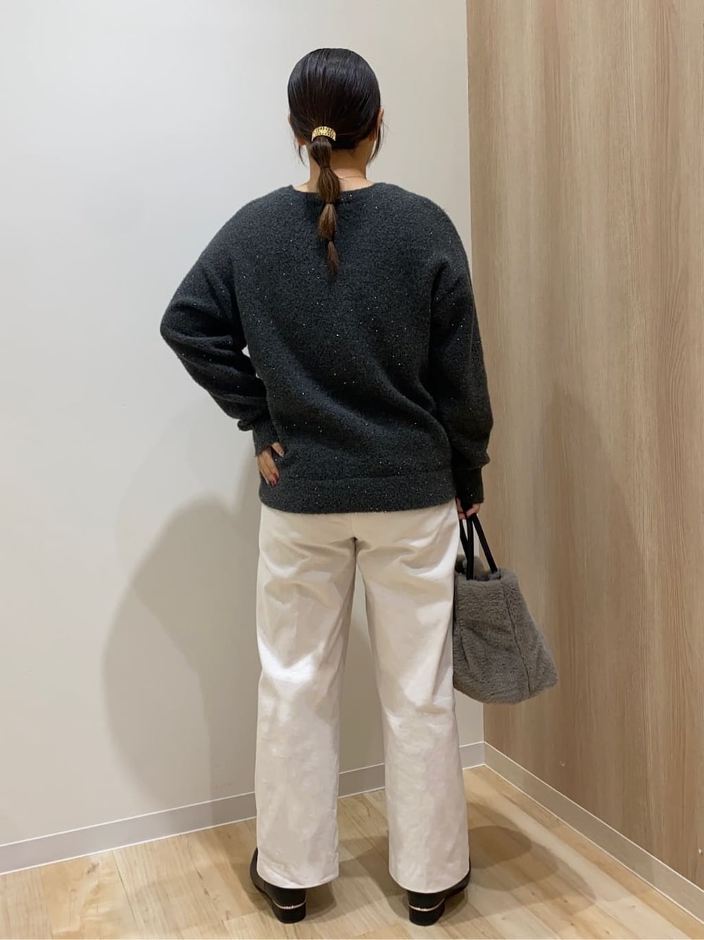 グレー系のニット/セーター、ホワイト系のその他パンツ、グレー系のトートバッグを着用したレディースの冬コーディネートの3枚目の写真