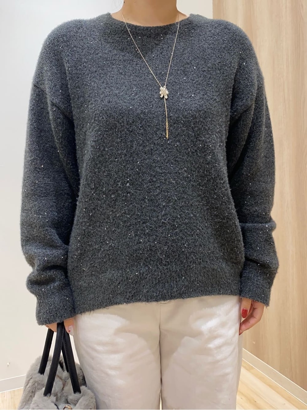 グレー系のニット/セーター、ホワイト系のその他パンツ、グレー系のトートバッグを着用したレディースの冬コーディネートの4枚目の写真