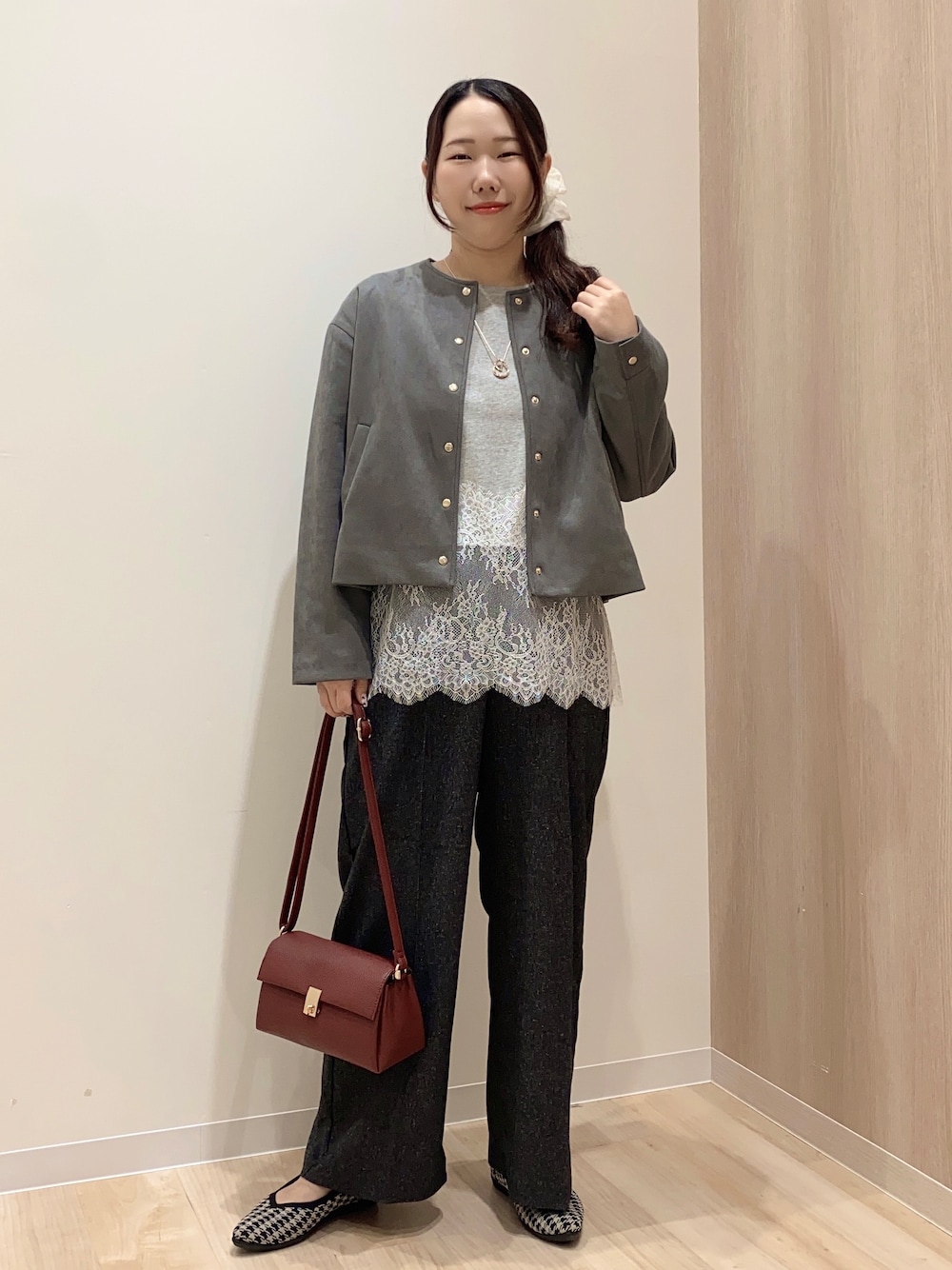 グレー系のテーラードジャケット、グレー系のTシャツ/カットソー、ブラック系のその他パンツを着用したレディースの秋コーディネートの2枚目の写真
