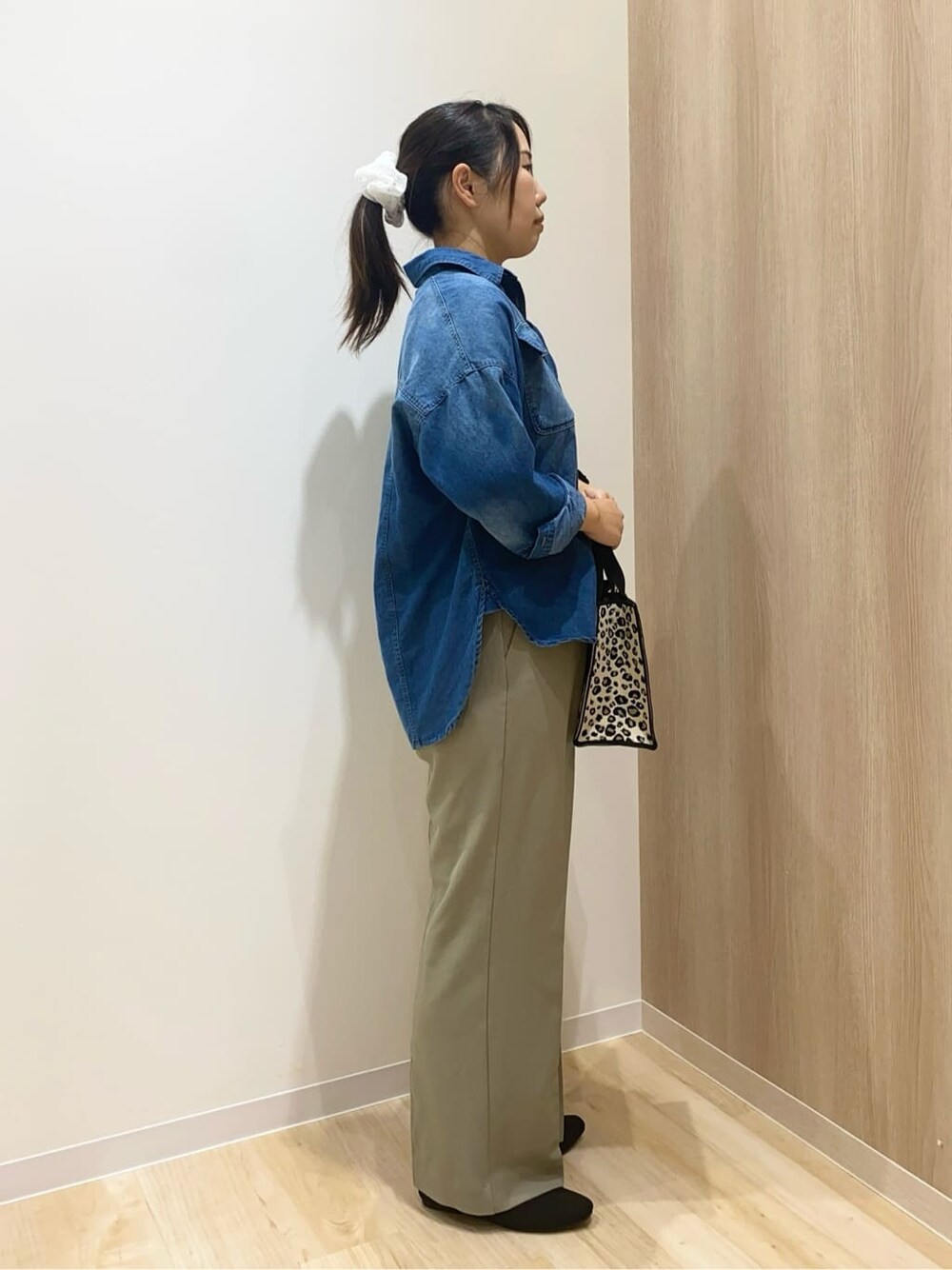 ブルー系のシャツ/ブラウス、ホワイト系のタンクトップ、グリーン系のその他パンツを着用したレディースの秋コーディネートの2枚目の写真
