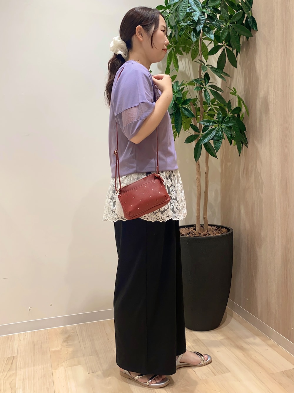 パープル系のTシャツ/カットソー、ホワイト系のTシャツ/カットソー、ブラック系のその他パンツを着用したレディースの夏コーディネートの3枚目の写真