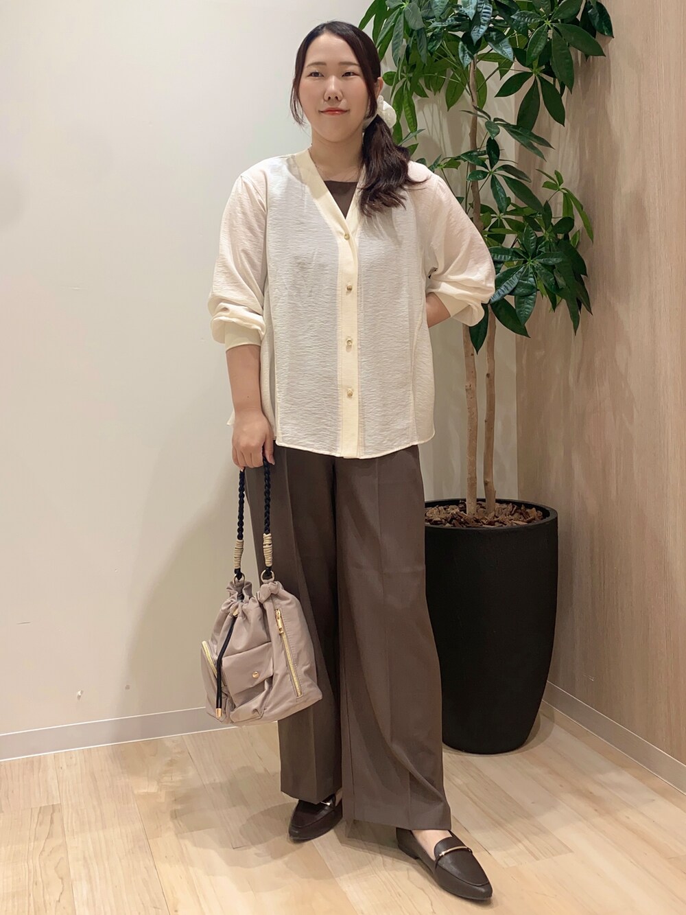 ホワイト系のカーディガン/ボレロ、ブラウン系のTシャツ/カットソー、ブラウン系のその他パンツを着用したレディースの夏コーディネートの6枚目の写真
