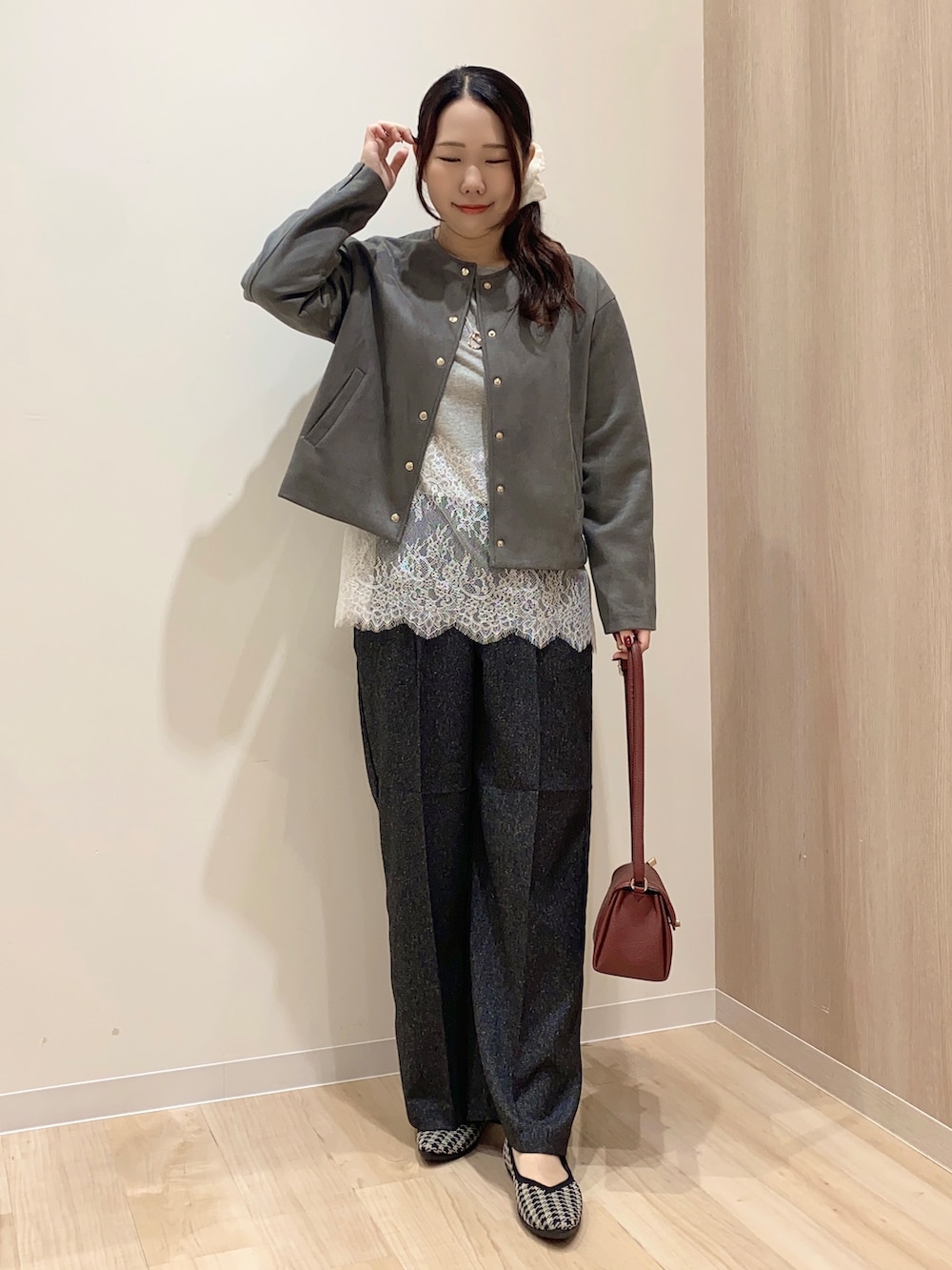 グレー系のテーラードジャケット、グレー系のTシャツ/カットソー、ブラック系のその他パンツを着用したレディースの秋コーディネートの3枚目の写真