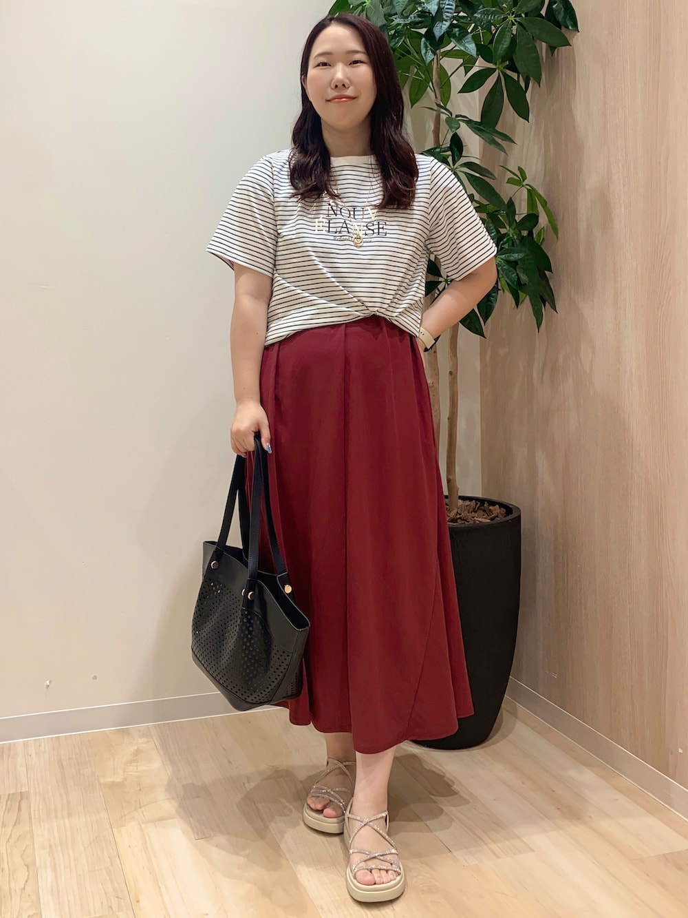 ホワイト系のTシャツ/カットソー、レッド系のワンピース、ブラック系のトートバッグを着用したレディースの夏コーディネートの2枚目の写真