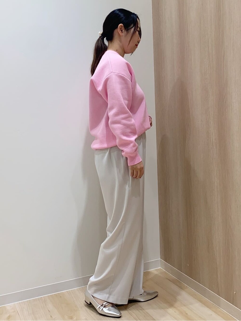 ベージュ系のその他パンツ、シルバー系のパンプス、ピンク系のニット/セーターを着用したレディースの冬コーディネートの2枚目の写真