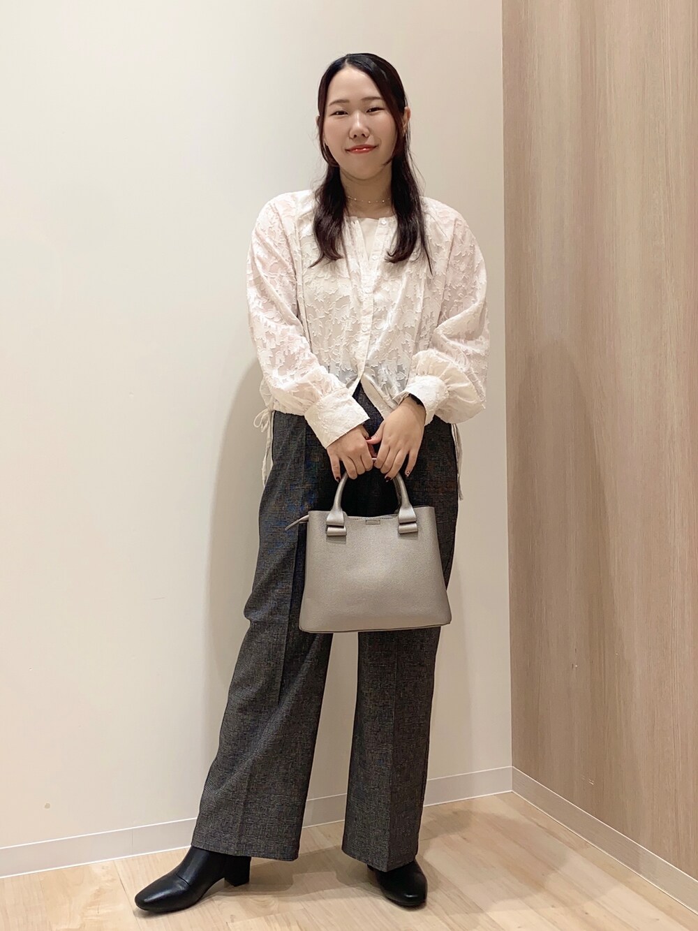 ホワイト系のシャツ/ブラウス、ホワイト系のTシャツ/カットソー、ブラック系のその他パンツを着用したレディースの秋コーディネートの6枚目の写真