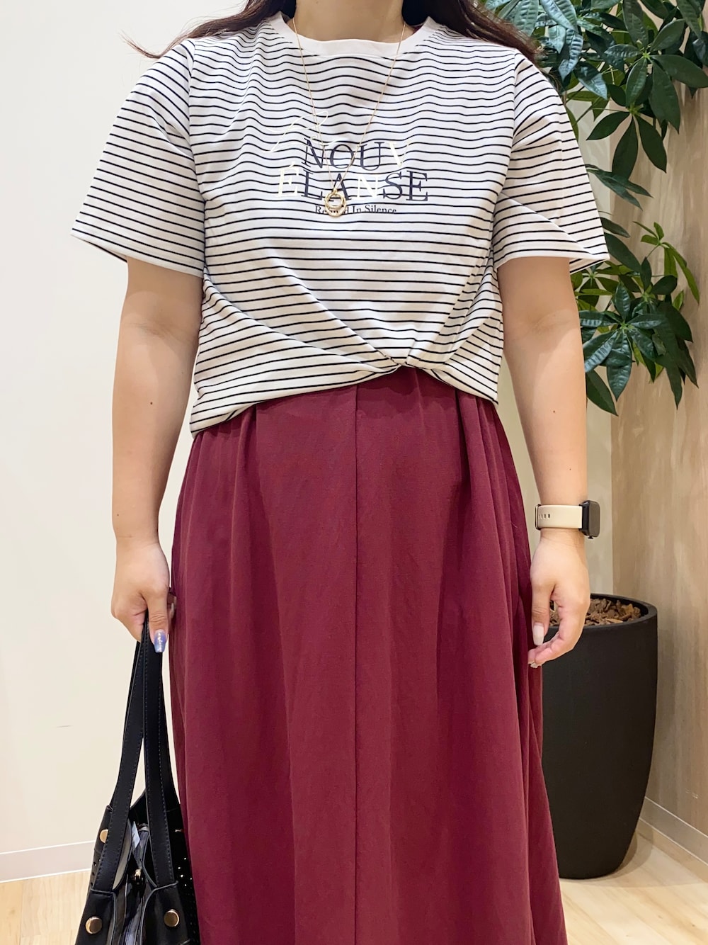 ホワイト系のTシャツ/カットソー、レッド系のワンピース、ブラック系のトートバッグを着用したレディースの夏コーディネートの5枚目の写真