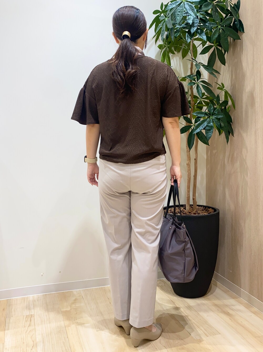 ブラウン系のTシャツ/カットソー、ベージュ系のその他パンツ、グレー系のトートバッグを着用したレディースの夏コーディネートの4枚目の写真