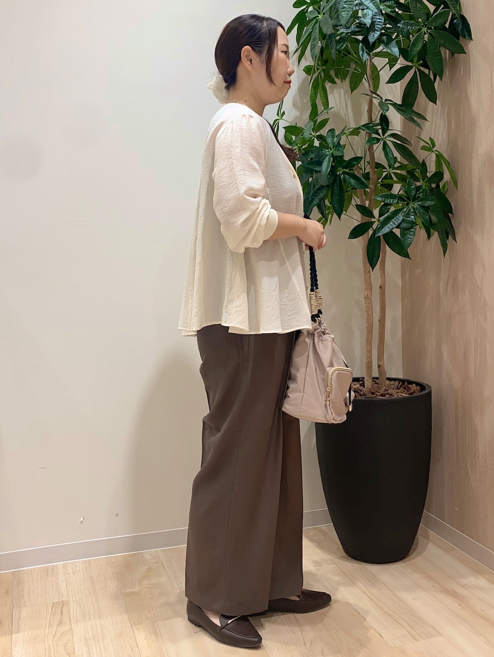 ホワイト系のカーディガン/ボレロ、ブラウン系のTシャツ/カットソー、ブラウン系のその他パンツを着用したレディースの夏コーディネートの3枚目の写真