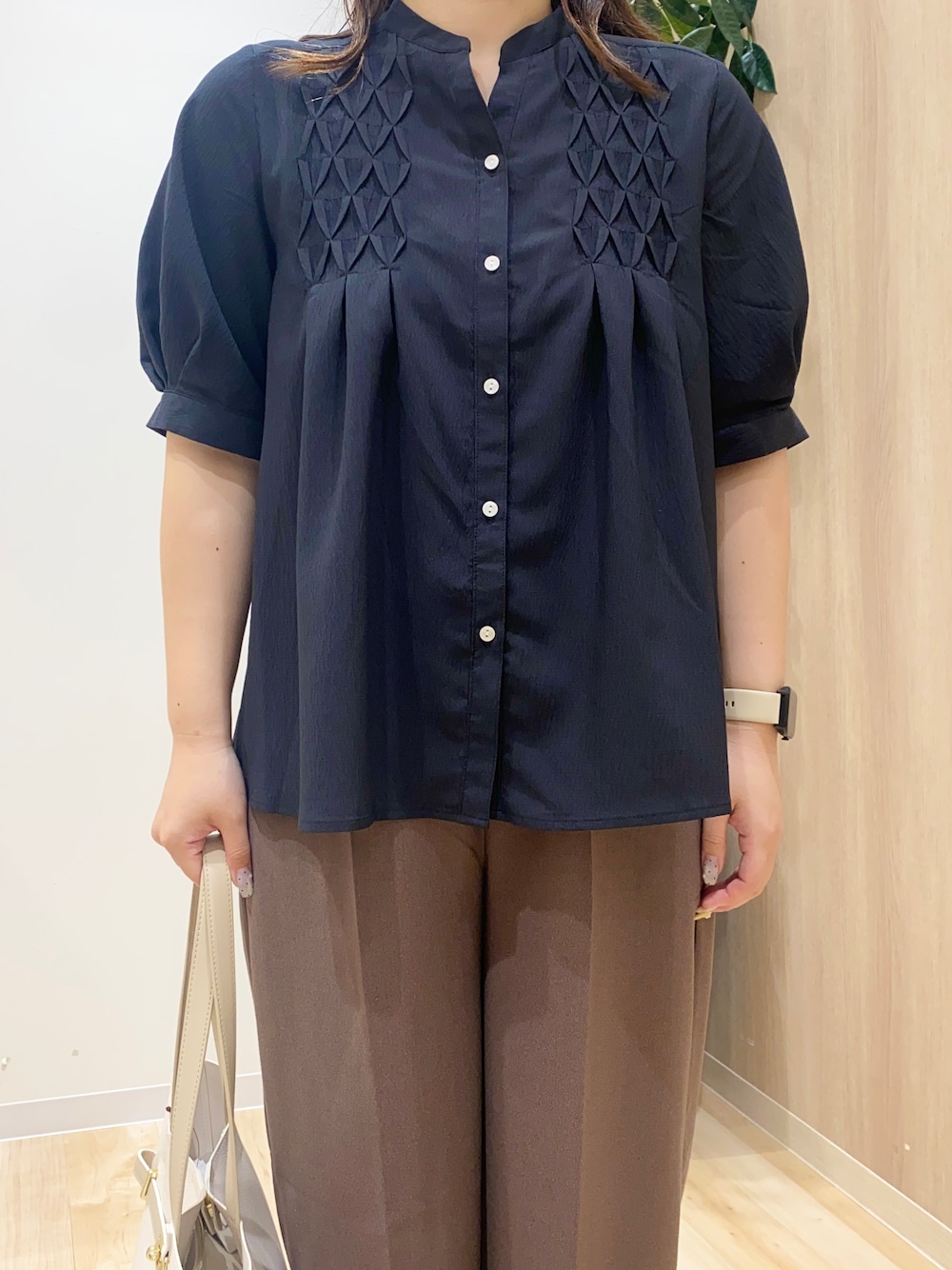 ブラック系のシャツ/ブラウス、ブラウン系のその他パンツ、ホワイト系のトートバッグを着用したレディースの夏コーディネートの4枚目の写真