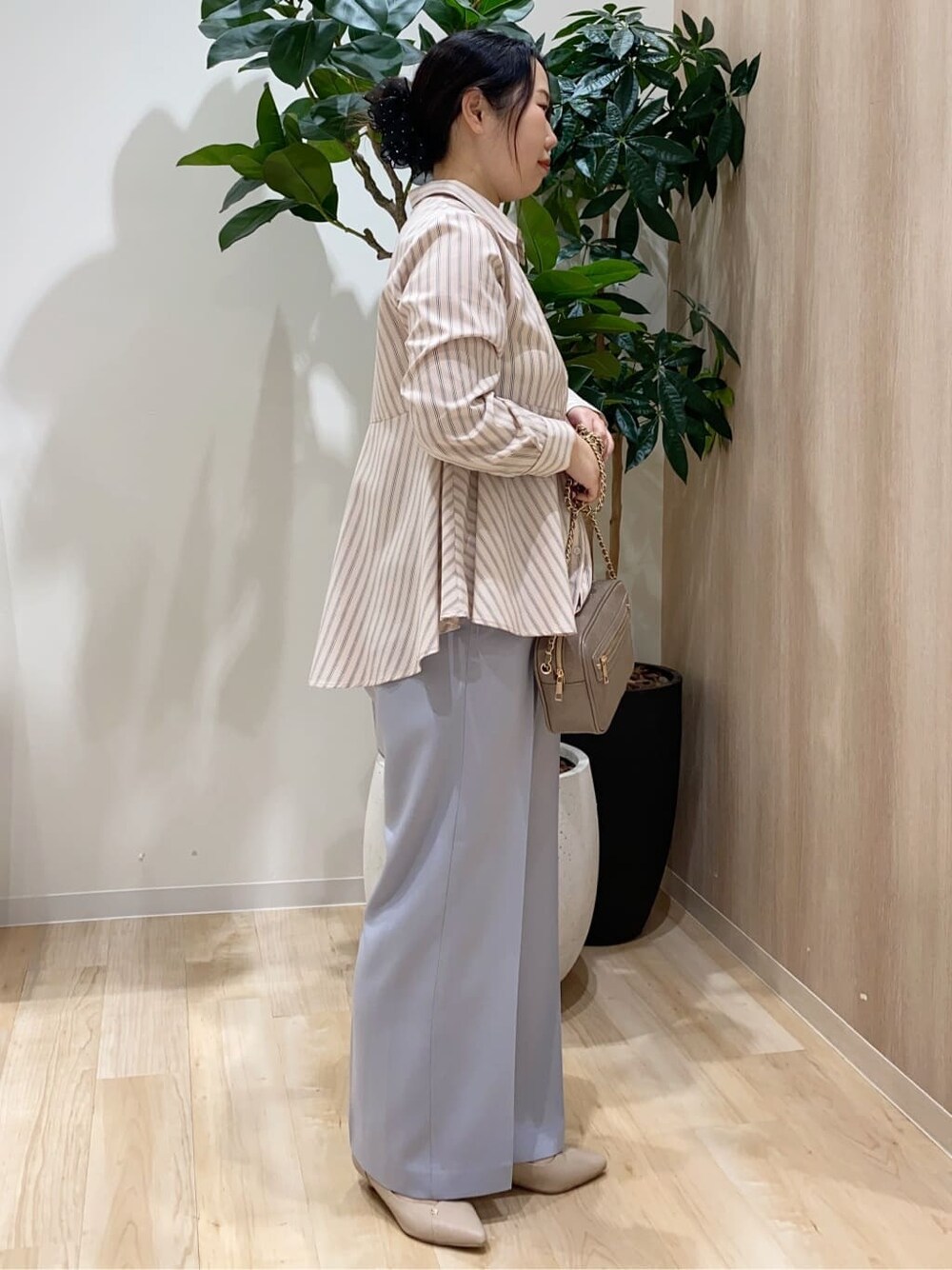 ピンク系のシャツ/ブラウス、ブルー系のその他パンツ、グレー系のショルダーバッグを着用したレディースの春コーディネートの2枚目の写真