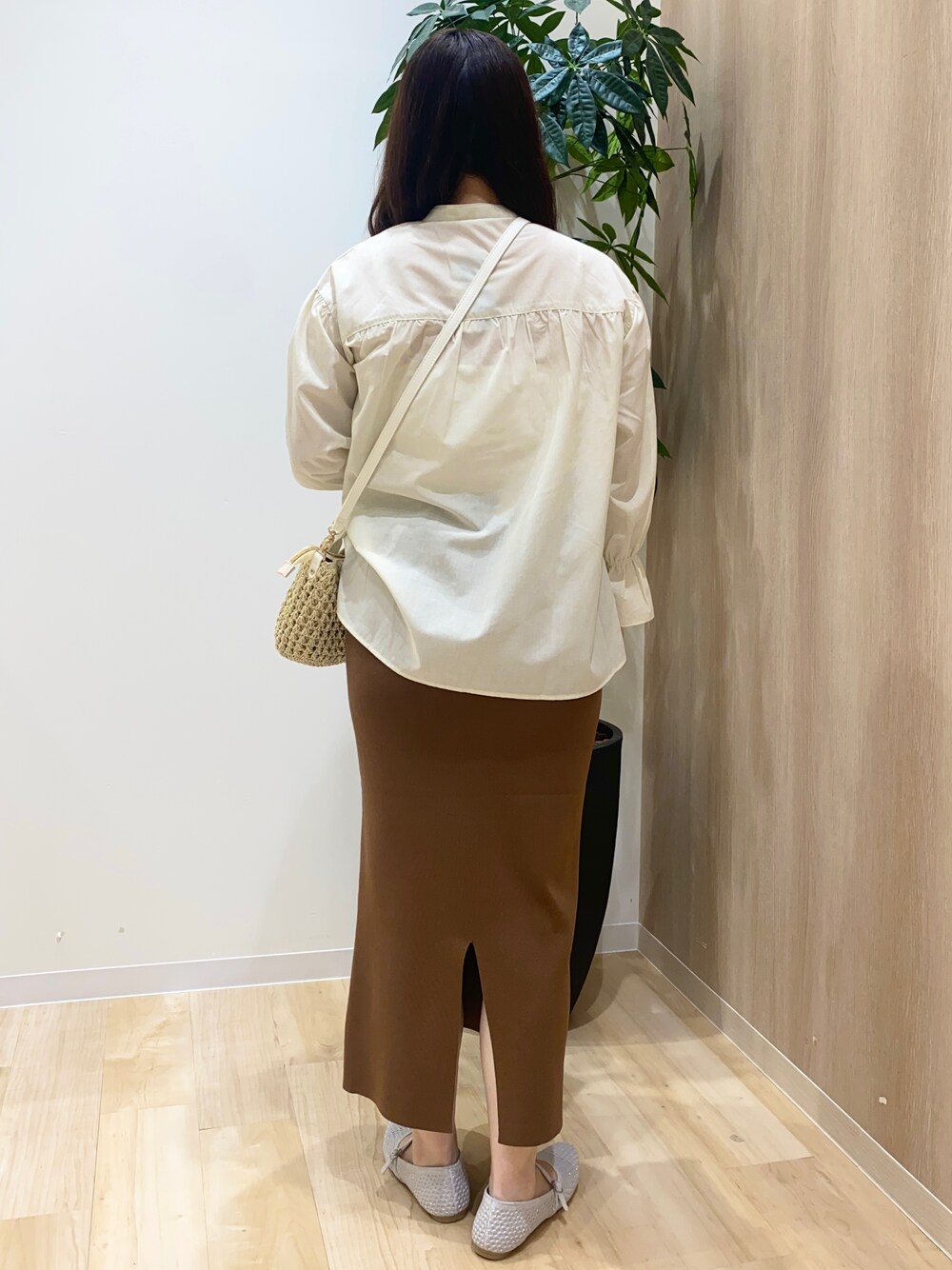 ホワイト系のシャツ/ブラウス、ブラウン系のスカート、ホワイト系のショルダーバッグを着用したレディースの春コーディネートの3枚目の写真