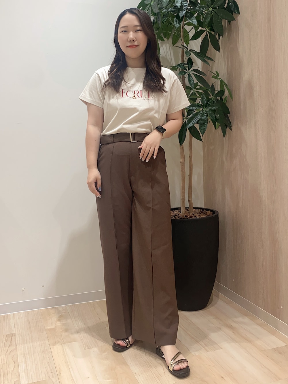 ブラウン系のテーラードジャケット、ベージュ系のTシャツ/カットソー、ブラウン系のその他パンツを着用したレディースの夏コーディネートの6枚目の写真