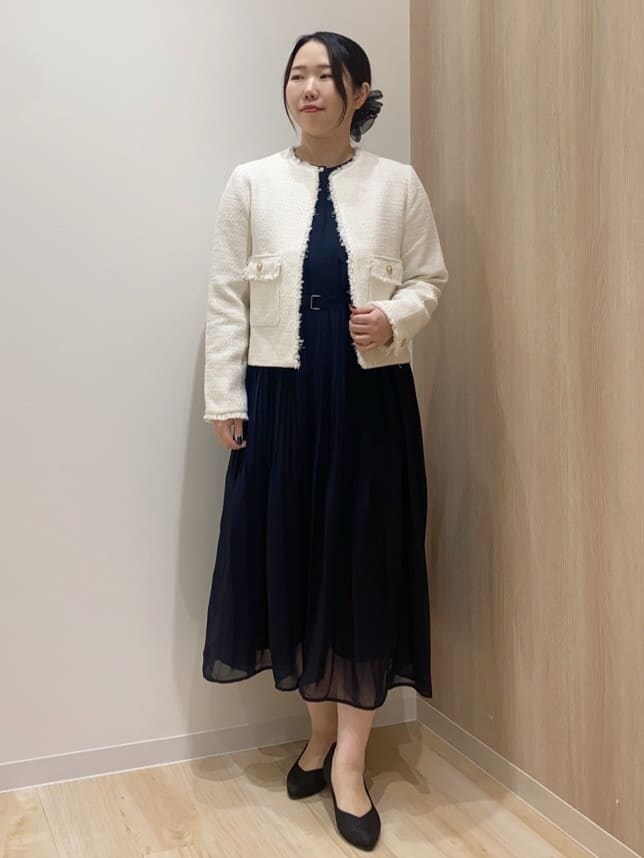 ブルー系のワンピース、ホワイト系のノーカラージャケット、ブルー系のノーカラージャケットを着用したレディースの冬コーディネートの5枚目の写真