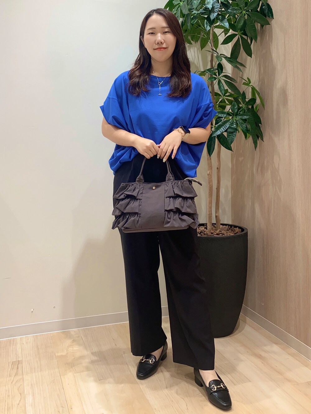 ブルー系のTシャツ/カットソー、ブラック系のその他パンツ、グレー系のトートバッグを着用したレディースの夏コーディネートの3枚目の写真