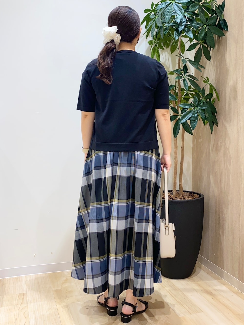 ブルー系のワンピース、ブラック系のカーディガン/ボレロ、グレー系のショルダーバッグを着用したレディースの夏コーディネートの5枚目の写真