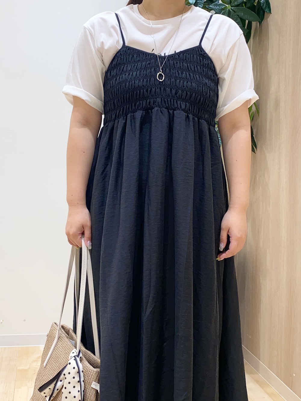ホワイト系のTシャツ/カットソー、ブラック系のワンピース、ホワイト系のトートバッグを着用したレディースの夏コーディネートの5枚目の写真