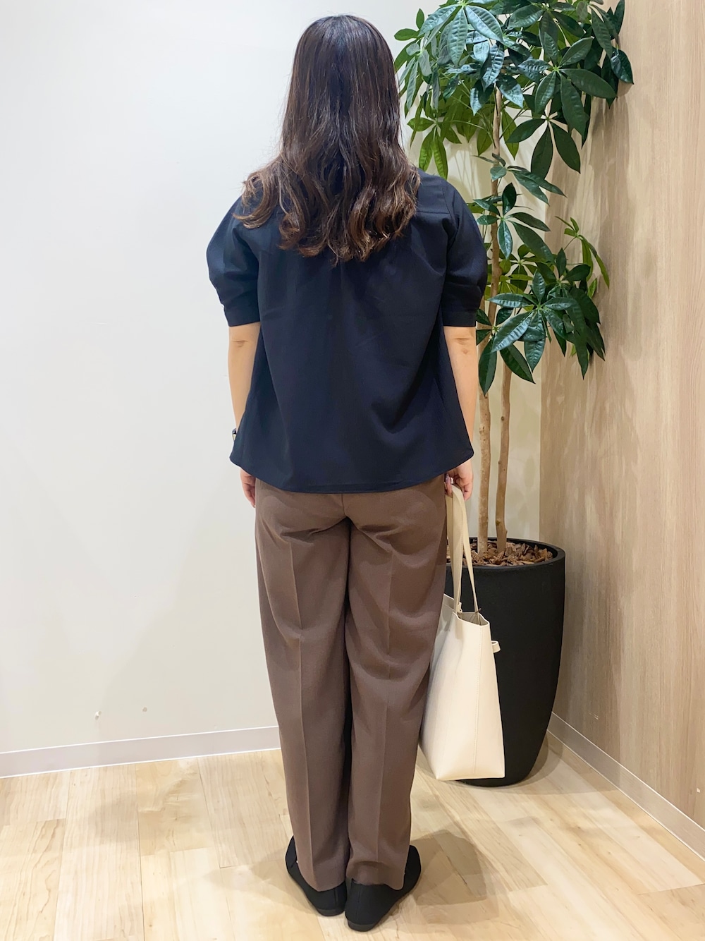 ブラック系のシャツ/ブラウス、ブラウン系のその他パンツ、ホワイト系のトートバッグを着用したレディースの夏コーディネートの3枚目の写真