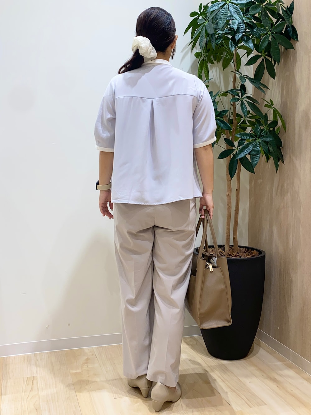 グレー系のシャツ/ブラウス、ベージュ系のその他パンツ、ブラウン系のトートバッグを着用したレディースの夏コーディネートの4枚目の写真