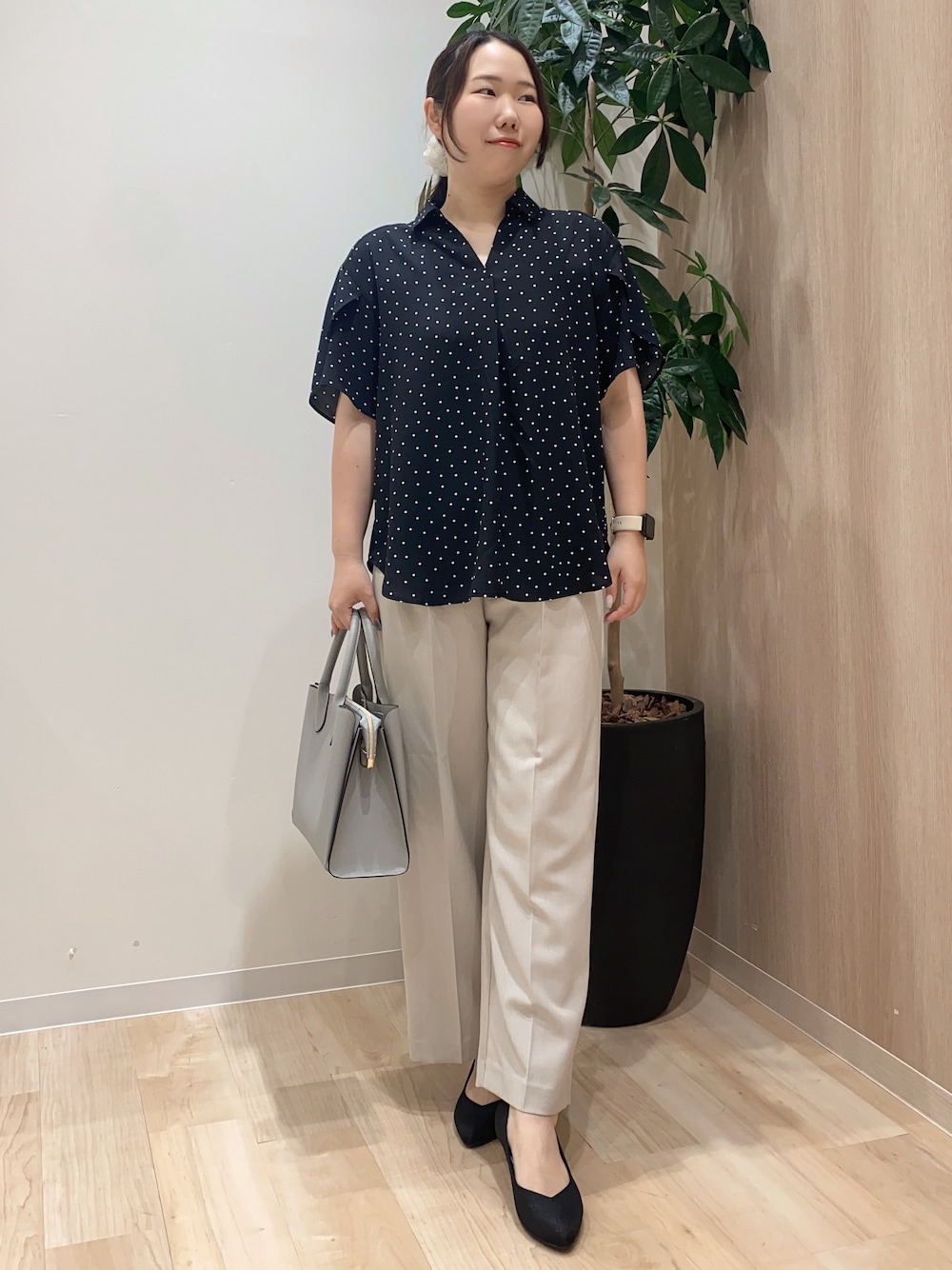 ブラック系のシャツ/ブラウス、ベージュ系のその他パンツ、ブルー系のトートバッグを着用したレディースの夏コーディネートの2枚目の写真