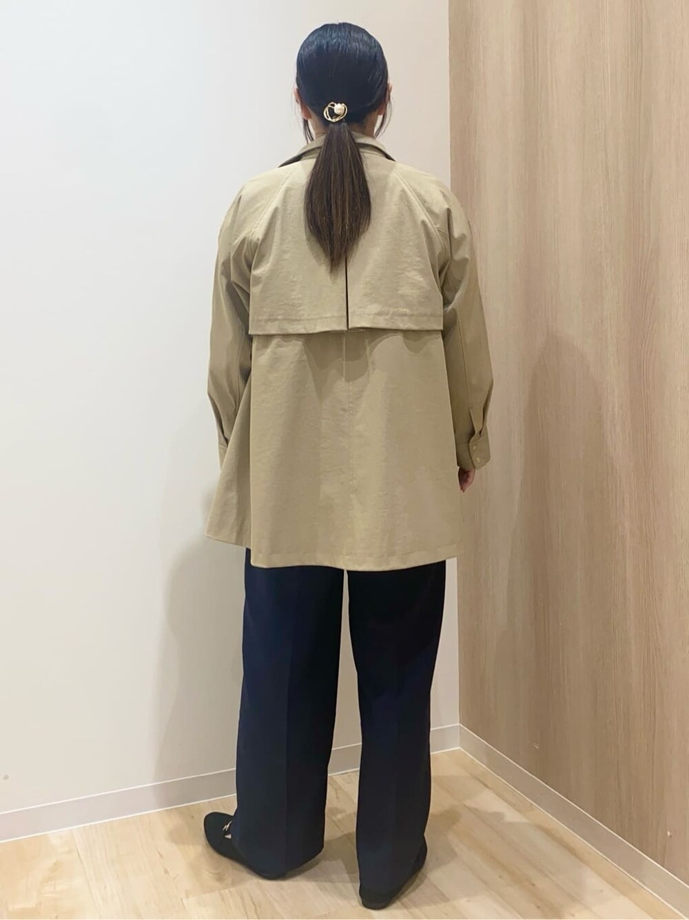 ブラック系のその他シューズ、ベージュ系のその他アウター、ブルー系のその他パンツを着用したレディースの冬コーディネートの3枚目の写真
