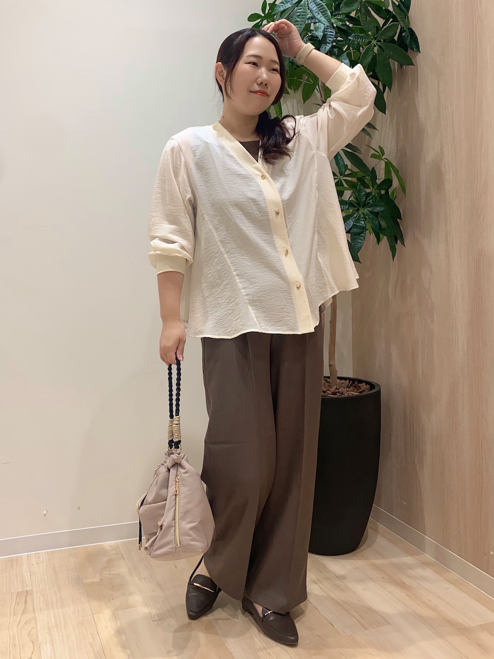 ホワイト系のカーディガン/ボレロ、ブラウン系のTシャツ/カットソー、ブラウン系のその他パンツを着用したレディースの夏コーディネートの2枚目の写真
