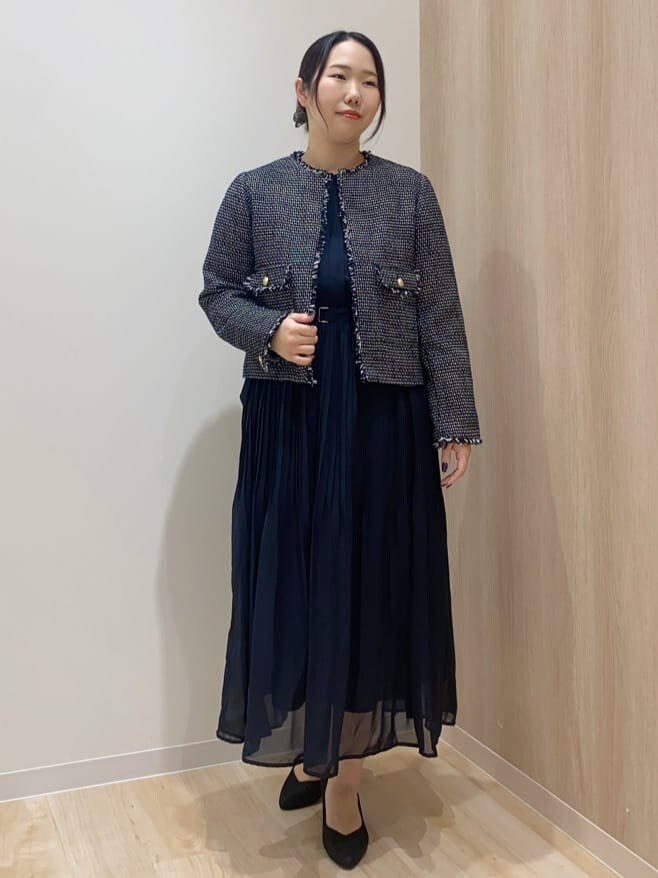 ブルー系のワンピース、ホワイト系のノーカラージャケット、ブルー系のノーカラージャケットを着用したレディースの冬コーディネートの6枚目の写真