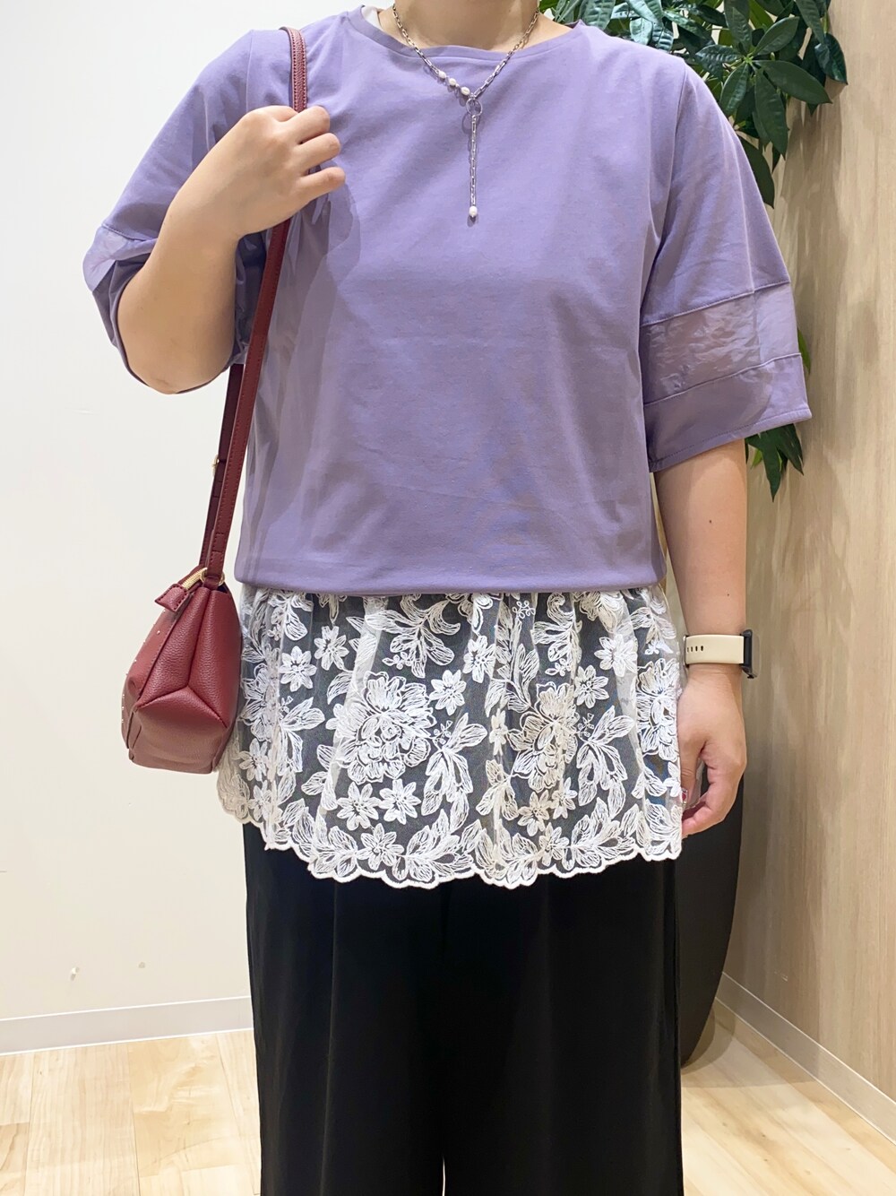 パープル系のTシャツ/カットソー、ホワイト系のTシャツ/カットソー、ブラック系のその他パンツを着用したレディースの夏コーディネートの5枚目の写真
