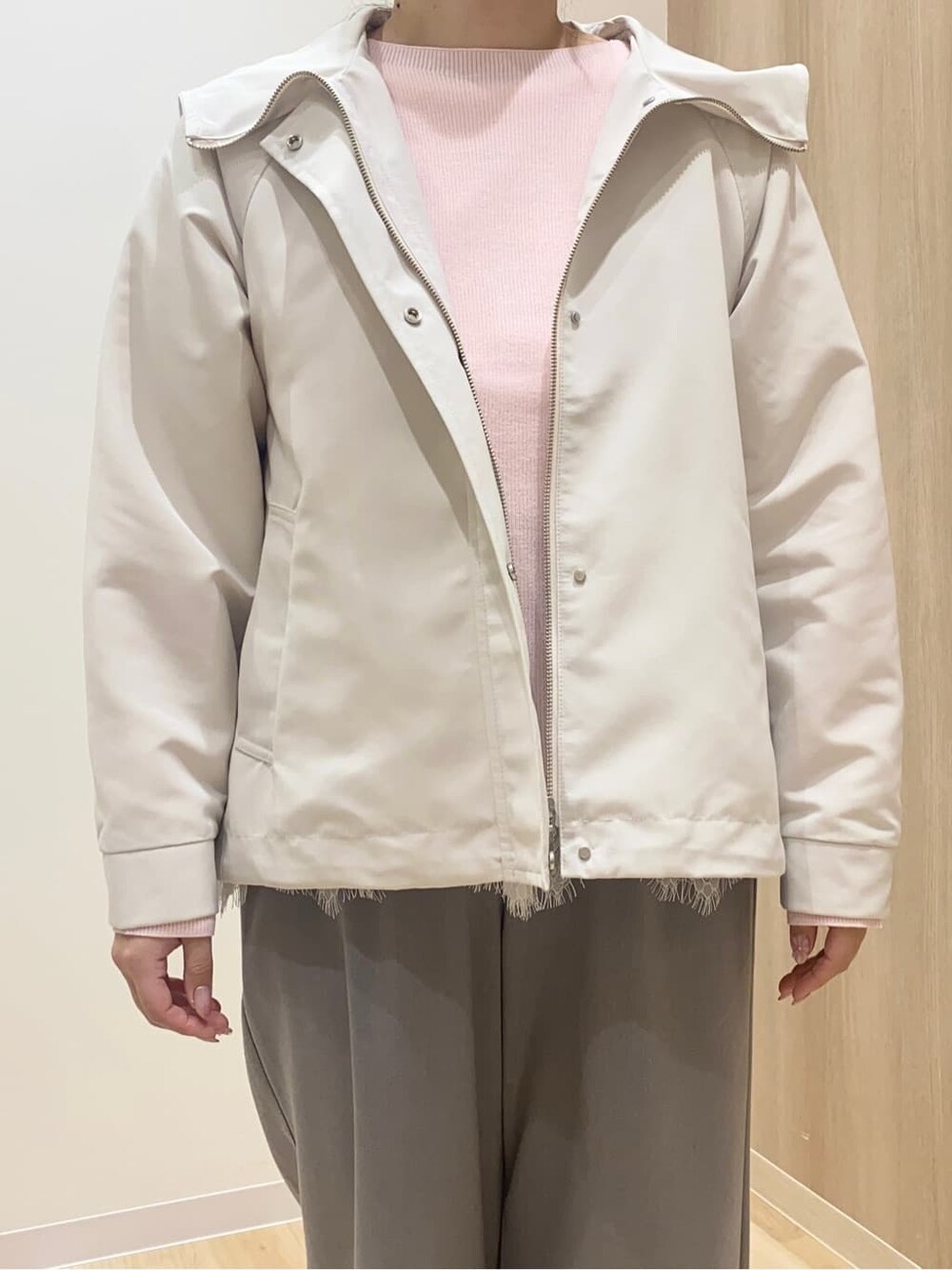 ホワイト系のブルゾン、ピンク系のニット/セーター、ホワイト系のTシャツ/カットソーを着用したレディースの春コーディネートの4枚目の写真