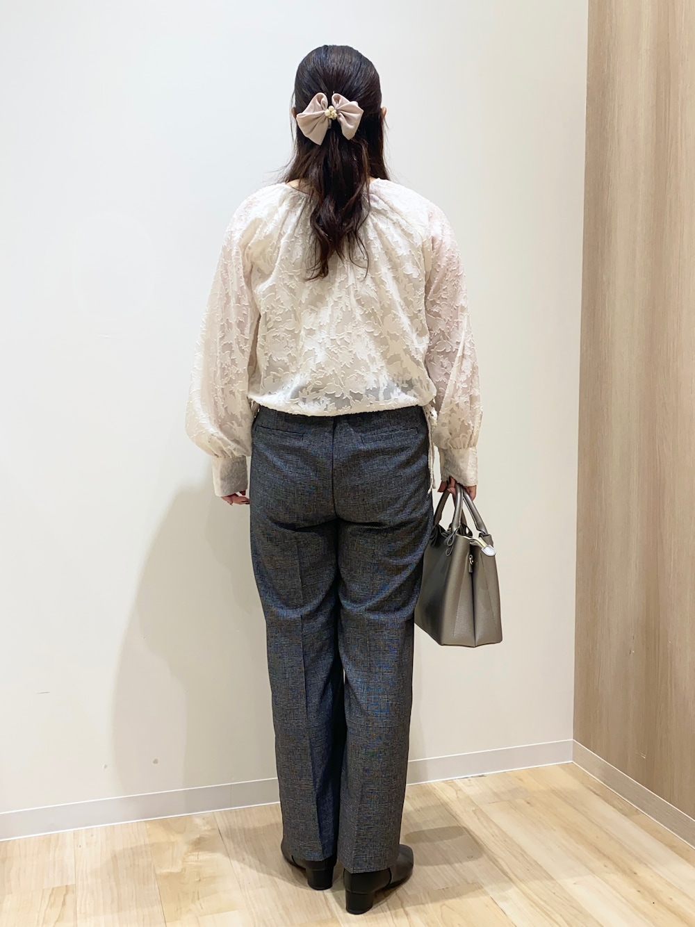 ホワイト系のシャツ/ブラウス、ホワイト系のTシャツ/カットソー、ブラック系のその他パンツを着用したレディースの秋コーディネートの4枚目の写真