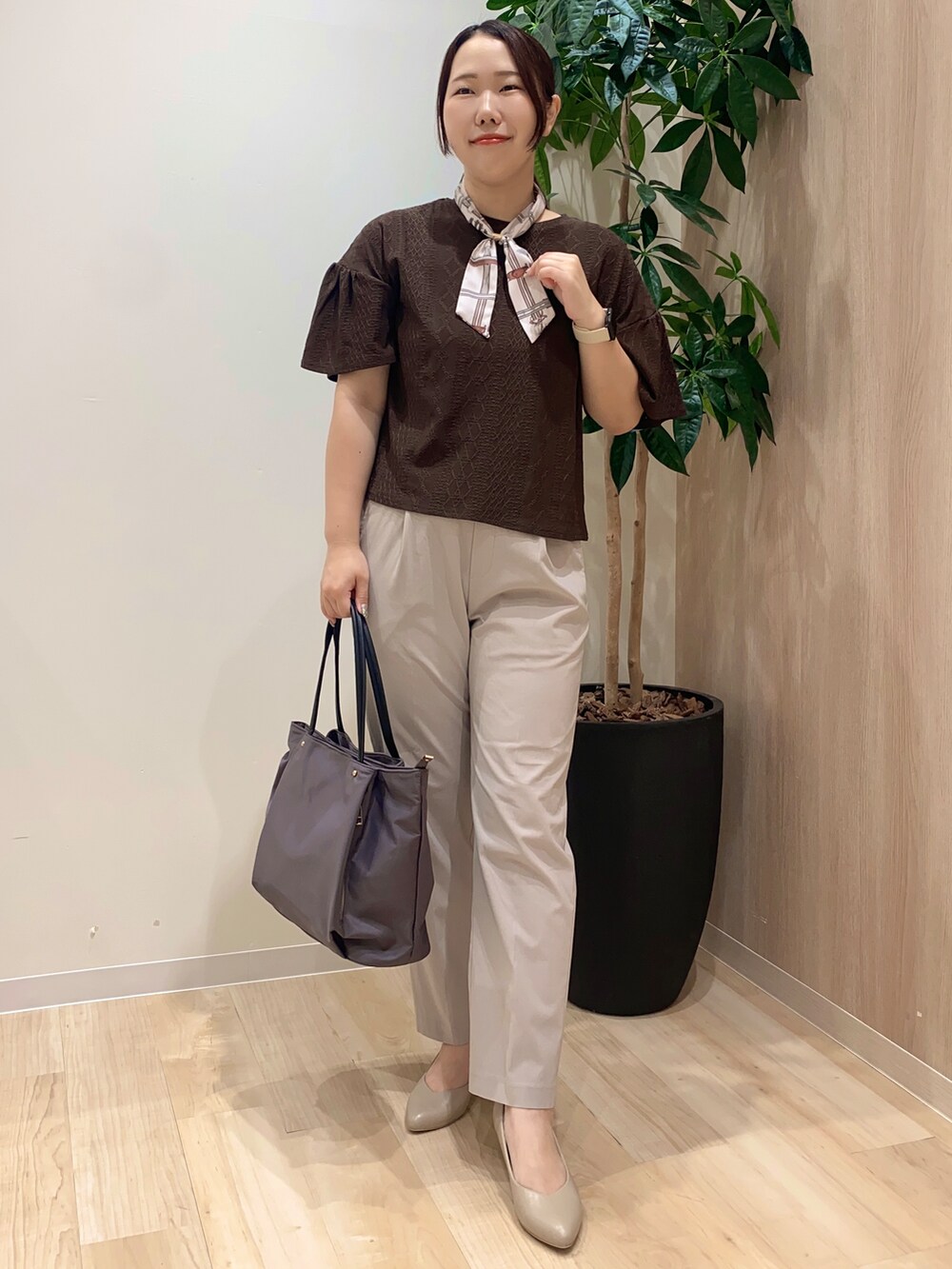 ブラウン系のTシャツ/カットソー、ベージュ系のその他パンツ、グレー系のトートバッグを着用したレディースの夏コーディネートの2枚目の写真