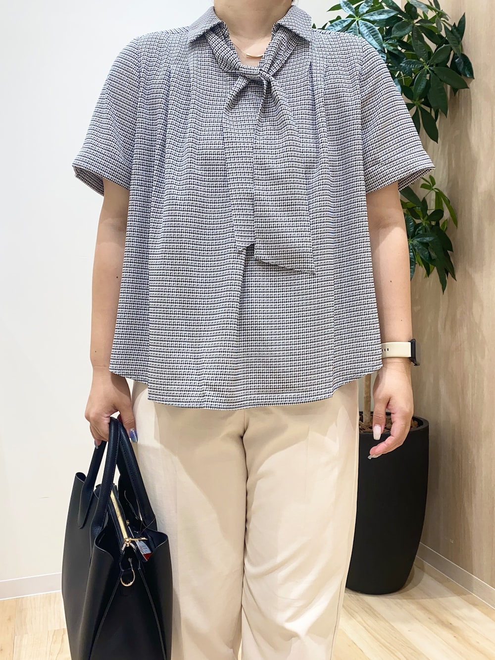 ブラック系のシャツ/ブラウス、ベージュ系のその他パンツ、ブラック系のトートバッグを着用したレディースの夏コーディネートの5枚目の写真