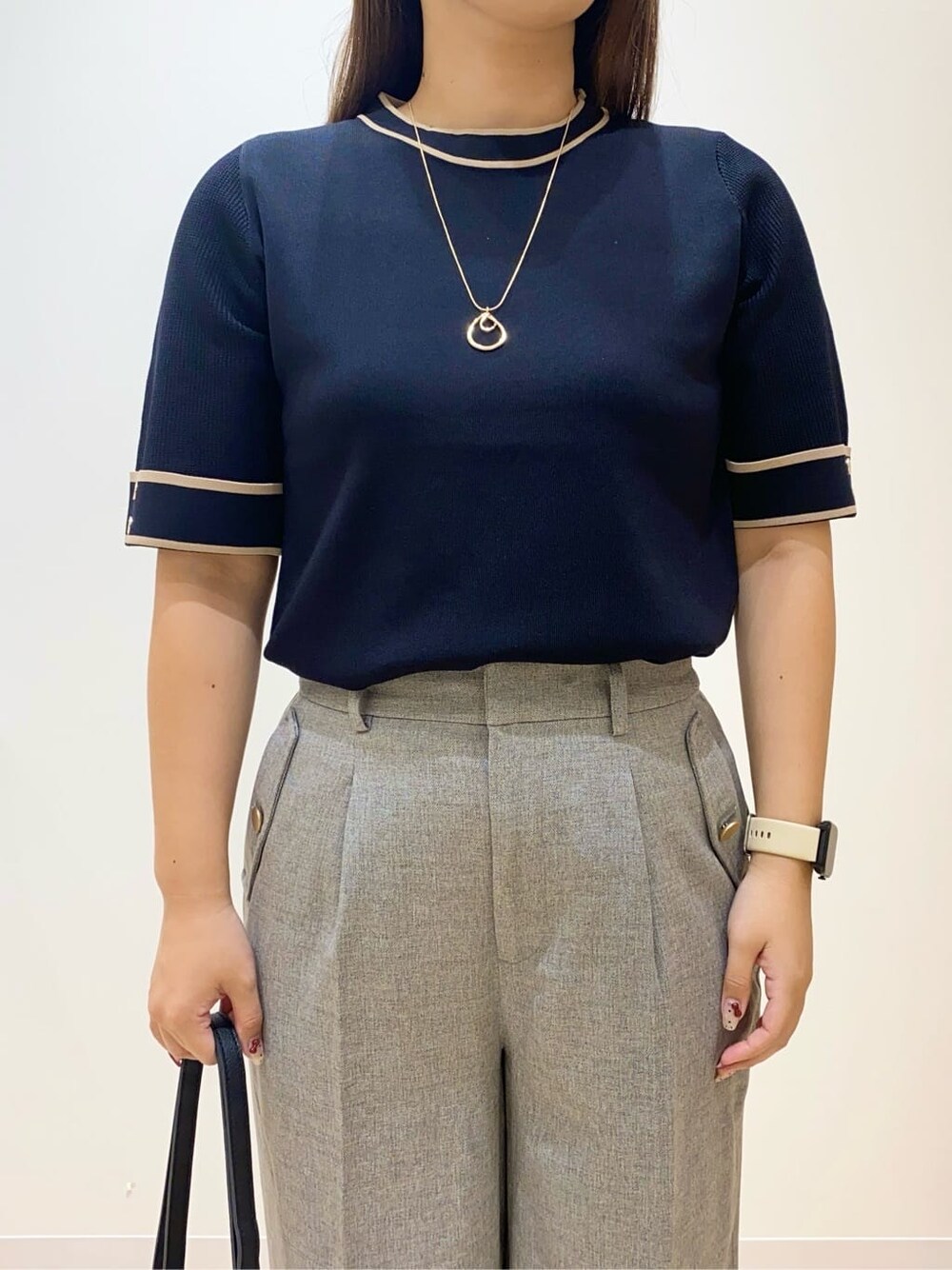 グレー系のその他パンツ、ブラック系のショルダーバッグ、ゴールド系のネックレスを着用したレディースの秋コーディネートの4枚目の写真
