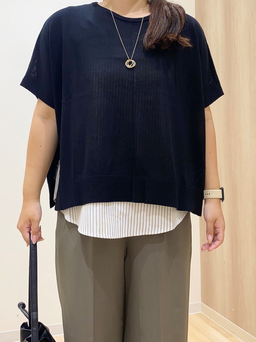 グリーン系のその他パンツ、ブラック系のショルダーバッグ、ゴールド系のネックレスを着用したレディースの秋コーディネートの5枚目の写真