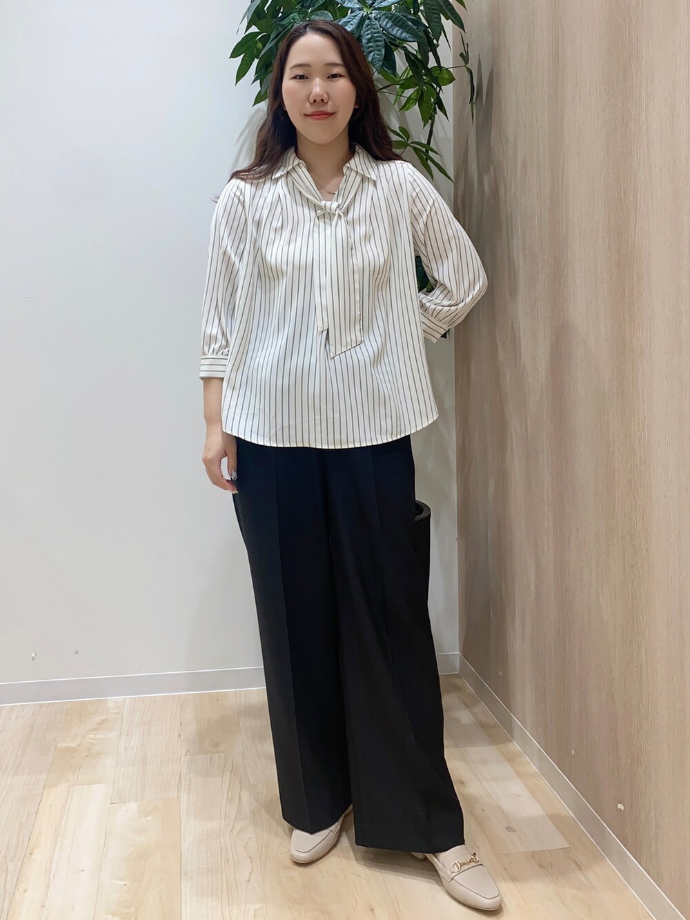 ホワイト系のシャツ/ブラウス、ブラック系のその他パンツ、ブラック系のトートバッグを着用したレディースの春コーディネートの5枚目の写真