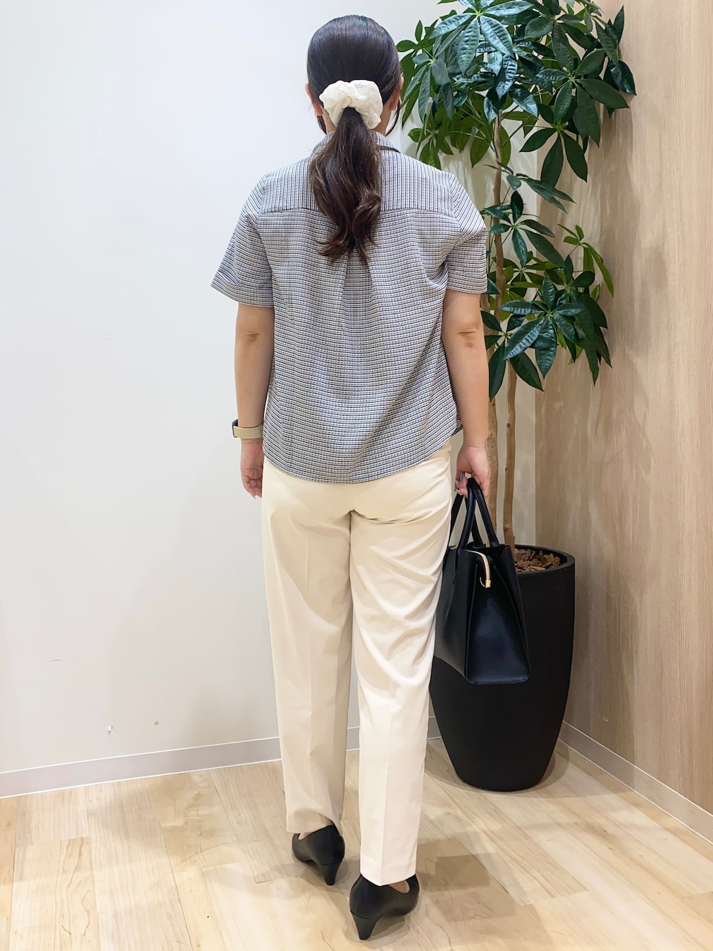 ブラック系のシャツ/ブラウス、ベージュ系のその他パンツ、ブラック系のトートバッグを着用したレディースの夏コーディネートの4枚目の写真