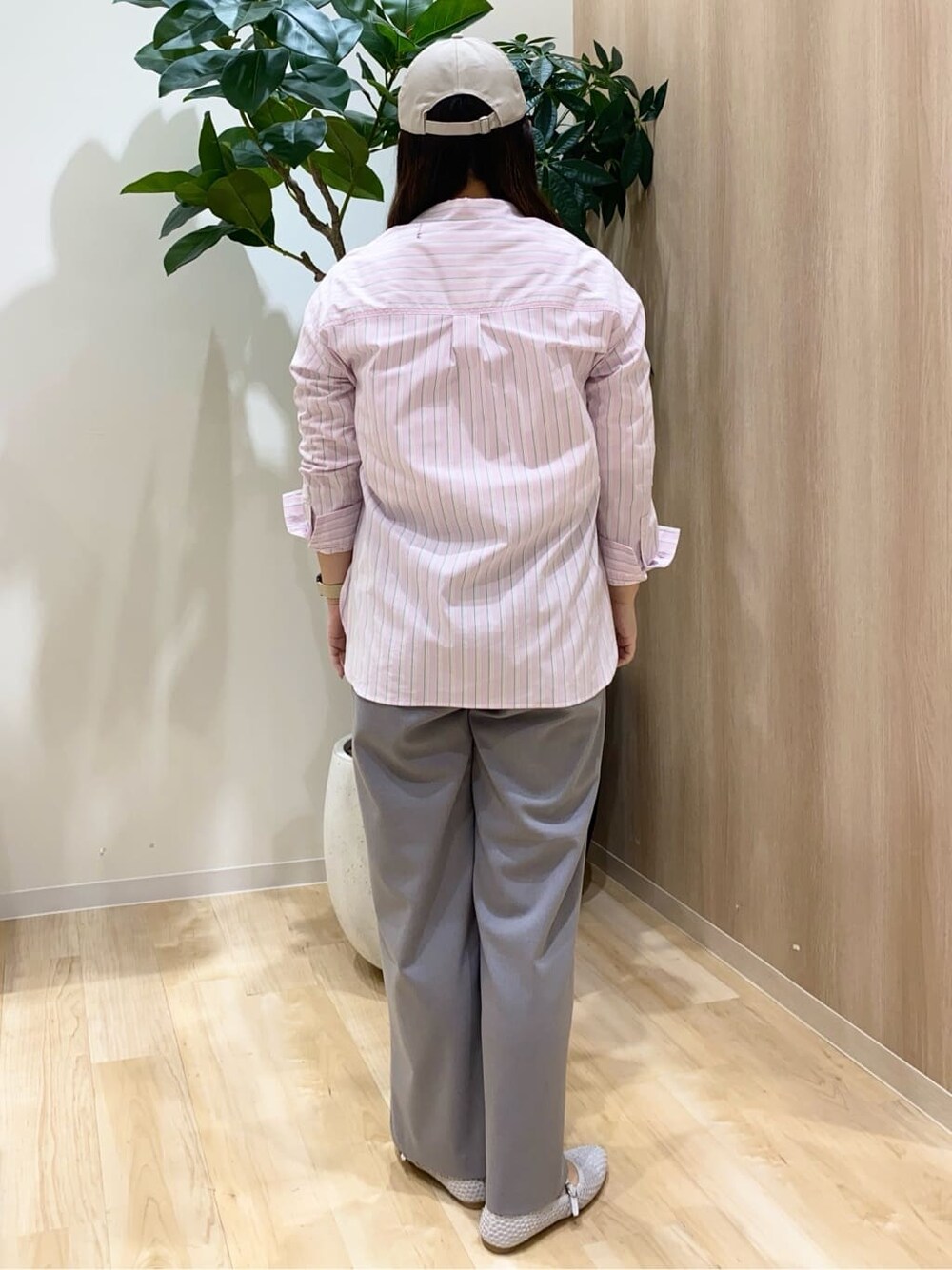 ピンク系のシャツ/ブラウス、ホワイト系のTシャツ/カットソー、グレー系のその他パンツを着用したレディースの春コーディネートの3枚目の写真