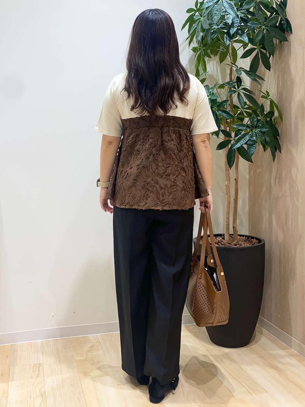 ブラウン系のTシャツ/カットソー、ブラック系のその他パンツ、ブラウン系のトートバッグを着用したレディースの夏コーディネートの4枚目の写真
