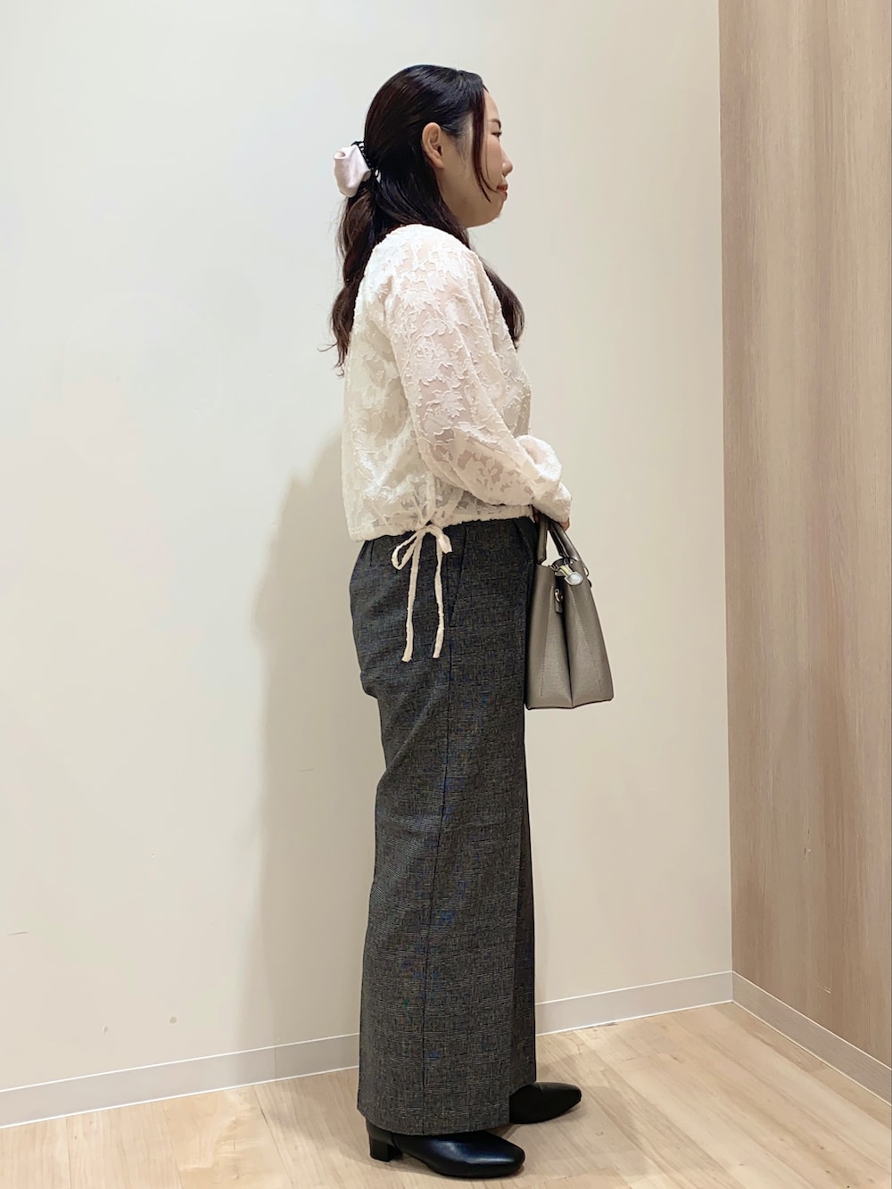 ホワイト系のシャツ/ブラウス、ホワイト系のTシャツ/カットソー、ブラック系のその他パンツを着用したレディースの秋コーディネートの3枚目の写真