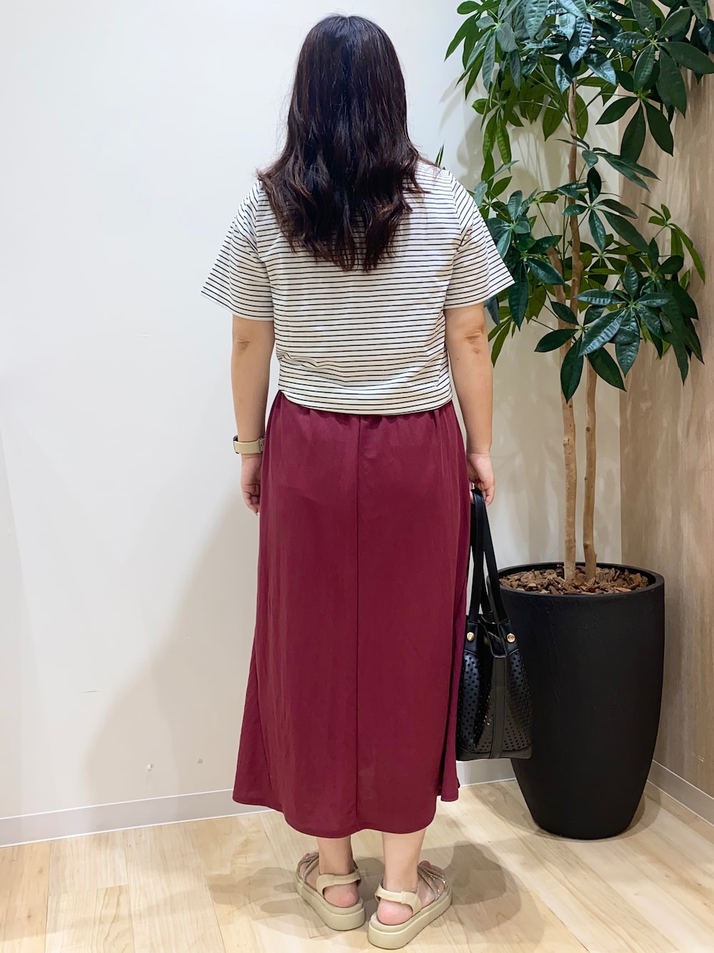 ホワイト系のTシャツ/カットソー、レッド系のワンピース、ブラック系のトートバッグを着用したレディースの夏コーディネートの4枚目の写真