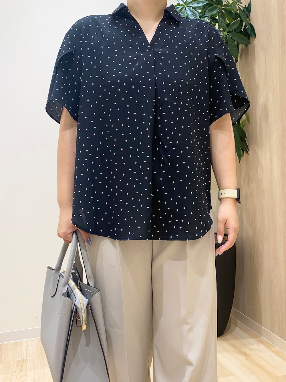 ブラック系のシャツ/ブラウス、ベージュ系のその他パンツ、ブルー系のトートバッグを着用したレディースの夏コーディネートの5枚目の写真