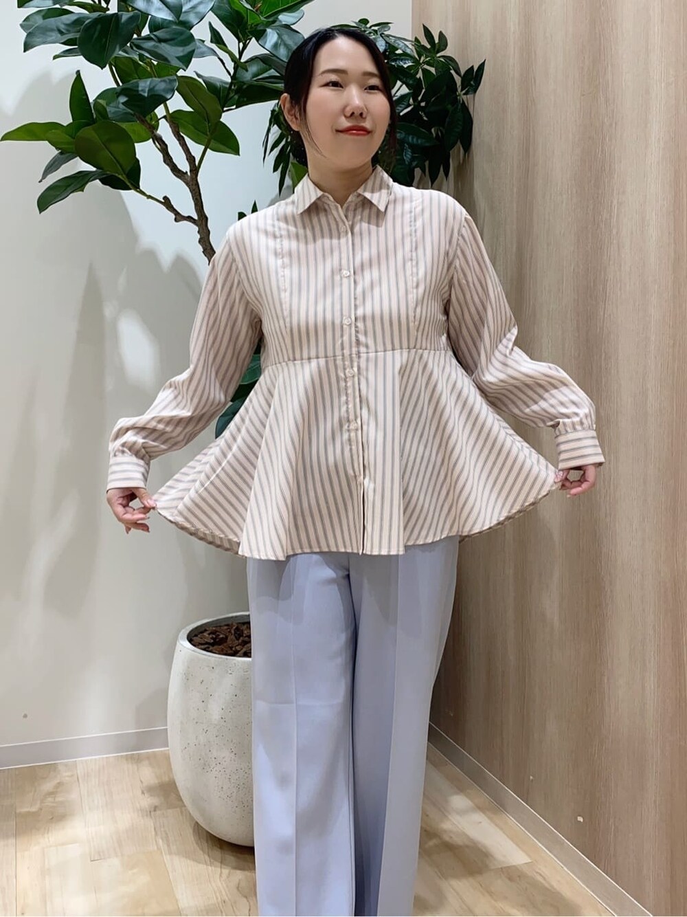 ピンク系のシャツ/ブラウス、ブルー系のその他パンツ、グレー系のショルダーバッグを着用したレディースの春コーディネートの5枚目の写真