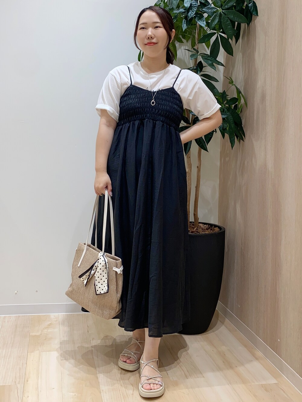 ホワイト系のTシャツ/カットソー、ブラック系のワンピース、ホワイト系のトートバッグを着用したレディースの夏コーディネートの2枚目の写真