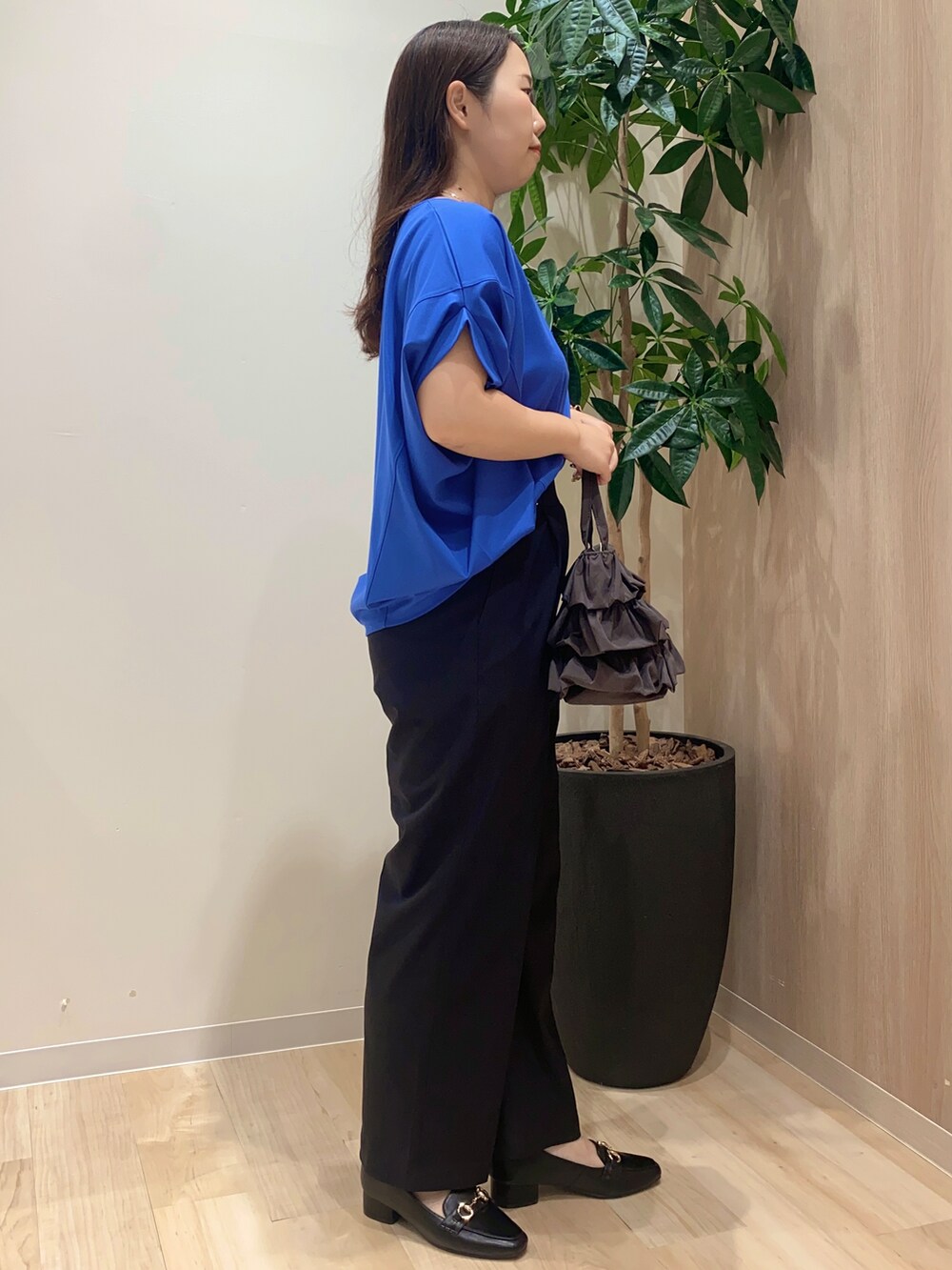 ブルー系のTシャツ/カットソー、ブラック系のその他パンツ、グレー系のトートバッグを着用したレディースの夏コーディネートの4枚目の写真