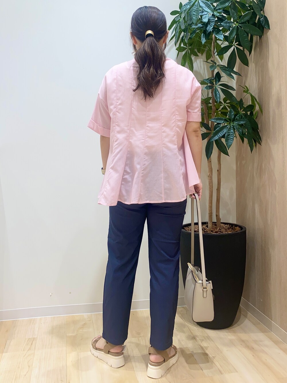 ピンク系のシャツ/ブラウス、ブルー系のその他パンツ、グレー系のショルダーバッグを着用したレディースの夏コーディネートの4枚目の写真