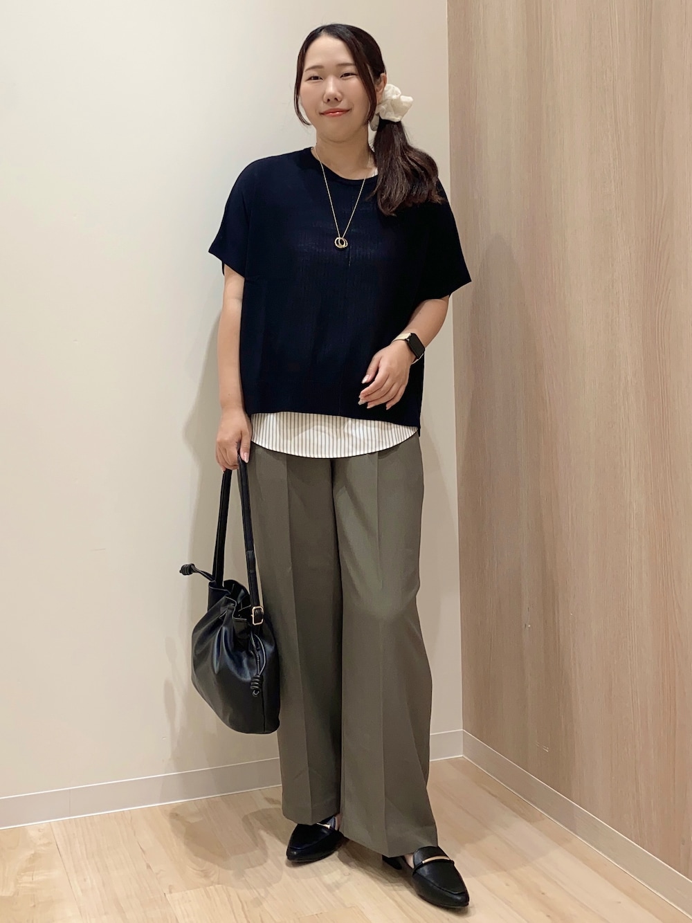 グリーン系のその他パンツ、ブラック系のショルダーバッグ、ゴールド系のネックレスを着用したレディースの秋コーディネートの2枚目の写真